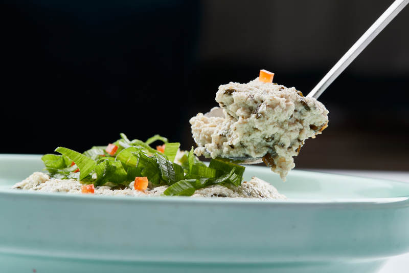 青瓷餐具装的地皮菜拌麻豆腐图片