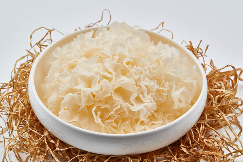 白色瓷盘装的火锅食材鲜银耳图片