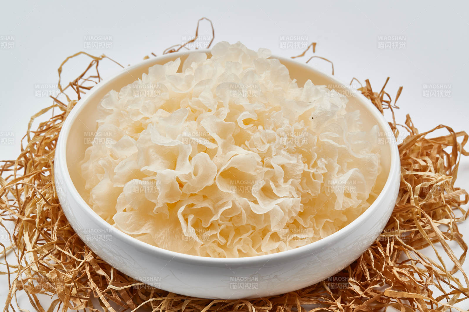 白色瓷盘装的火锅食材鲜银耳图片