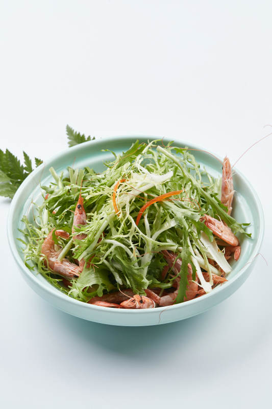 青色瓷餐具装的苦菊拌河虾图片
