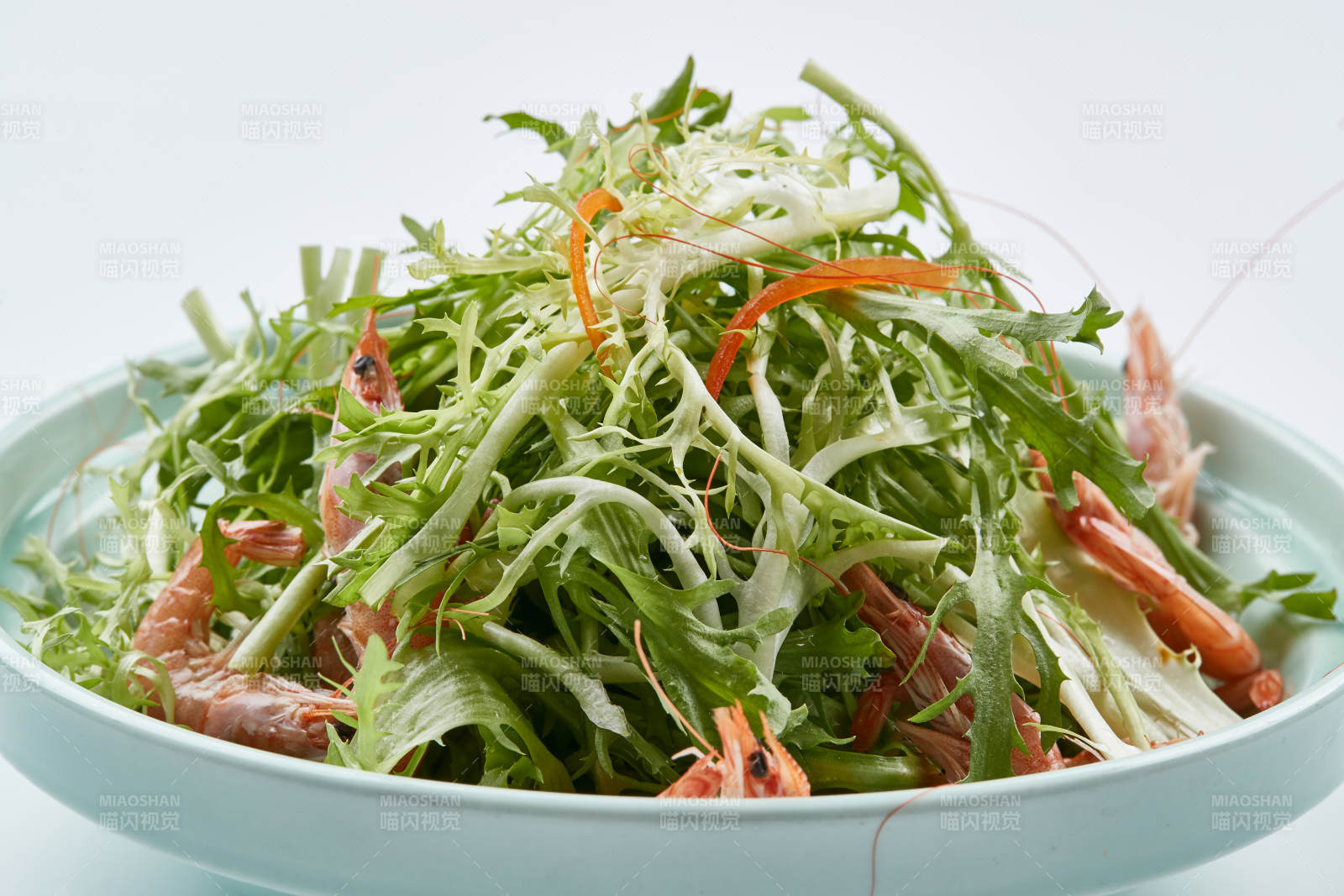 青色瓷餐具装的苦菊拌河虾图片
