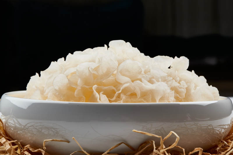 白色瓷盘装的火锅食材鲜银耳图片