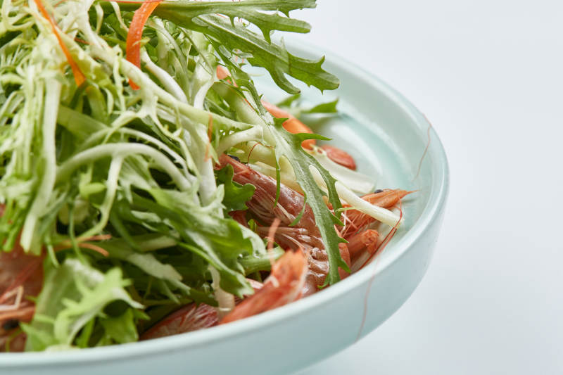 青色瓷餐具装的苦菊拌河虾图片