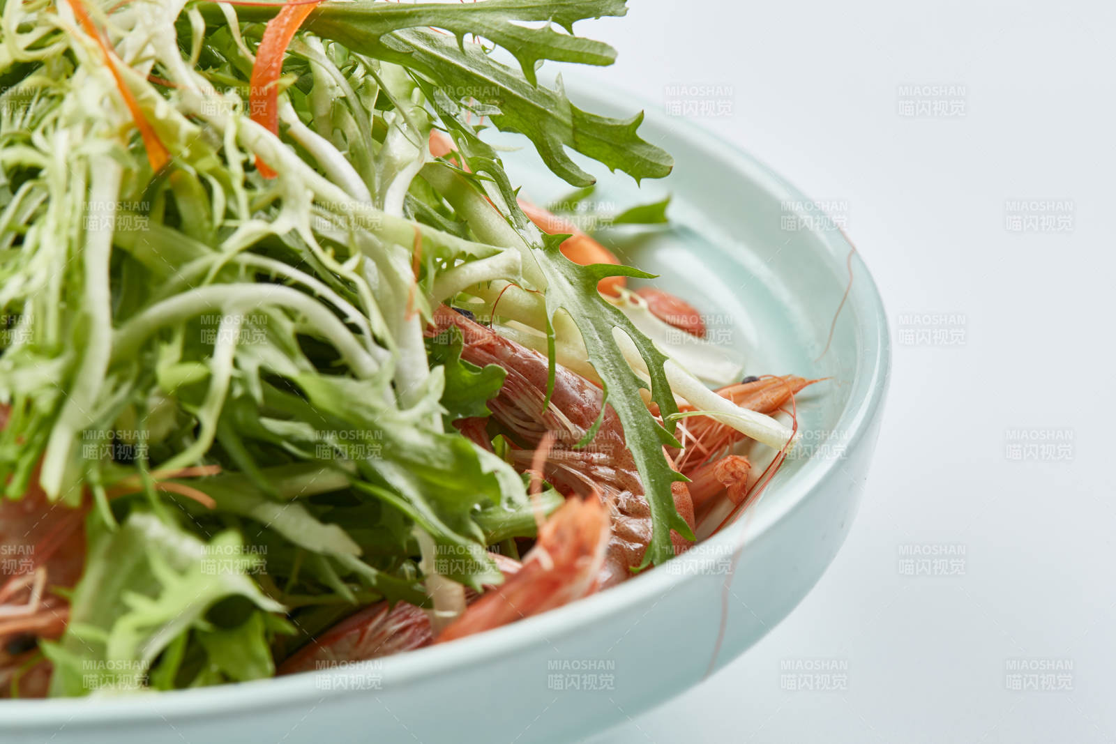 青色瓷餐具装的苦菊拌河虾图片