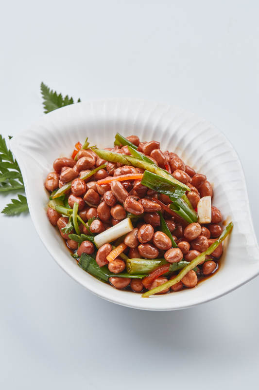 白色瓷盘装的老醋花生图片