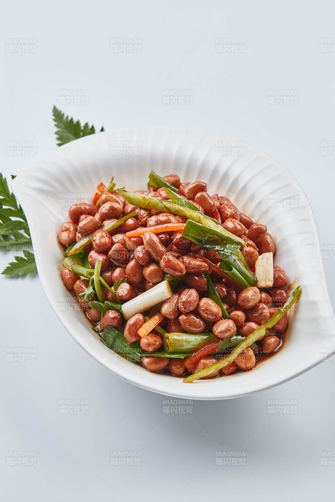 白色瓷盘装的老醋花生图片