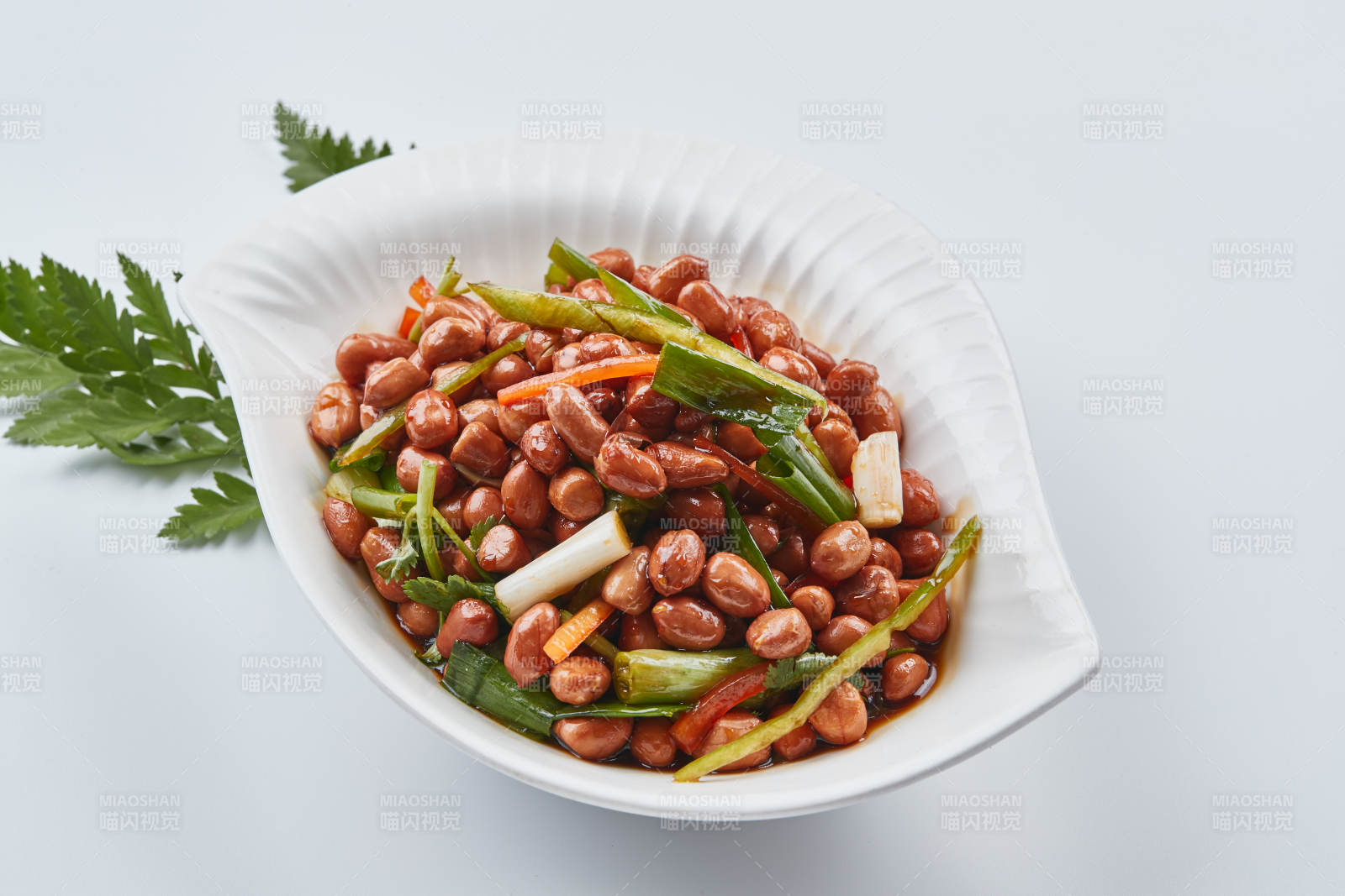 白色瓷盘装的老醋花生图片