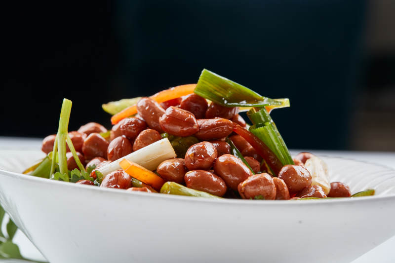 白色瓷盘装的老醋花生图片