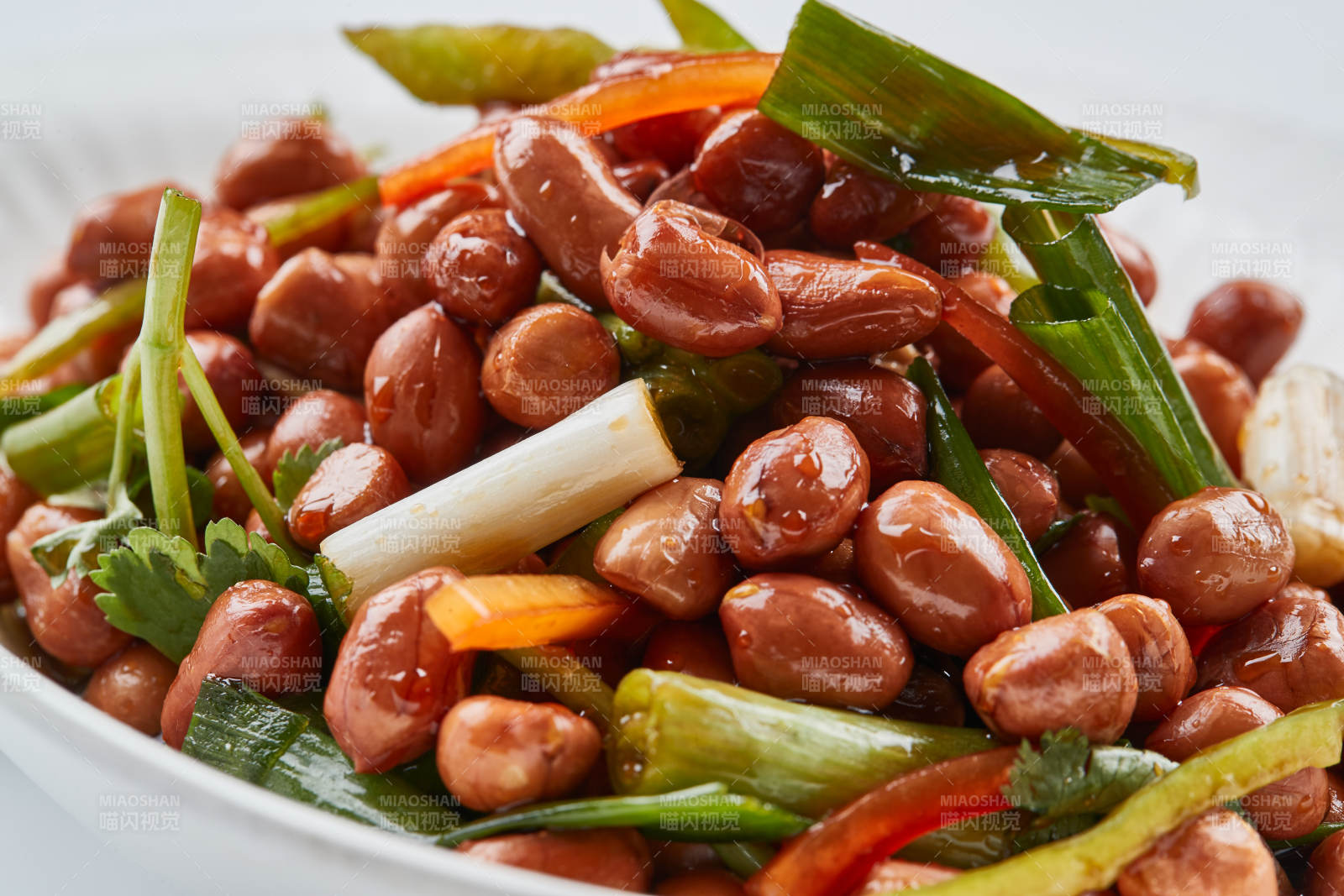 白色瓷盘装的老醋花生图片