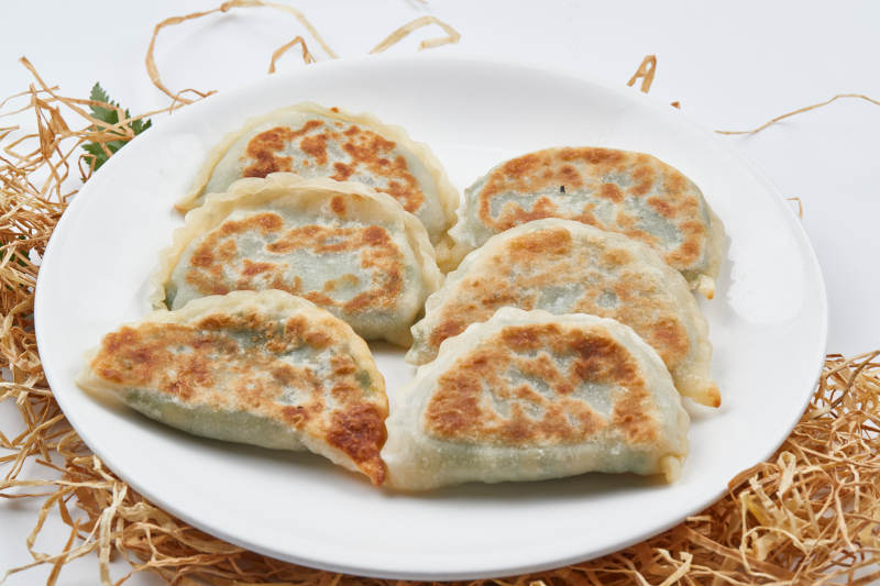 白色瓷盘装的油煎素盒子图片