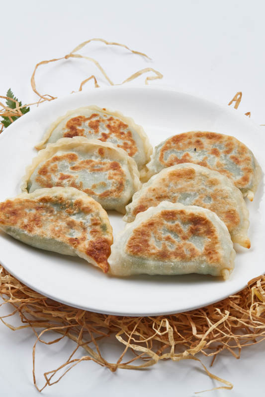 白色瓷盘装的油煎素盒子图片