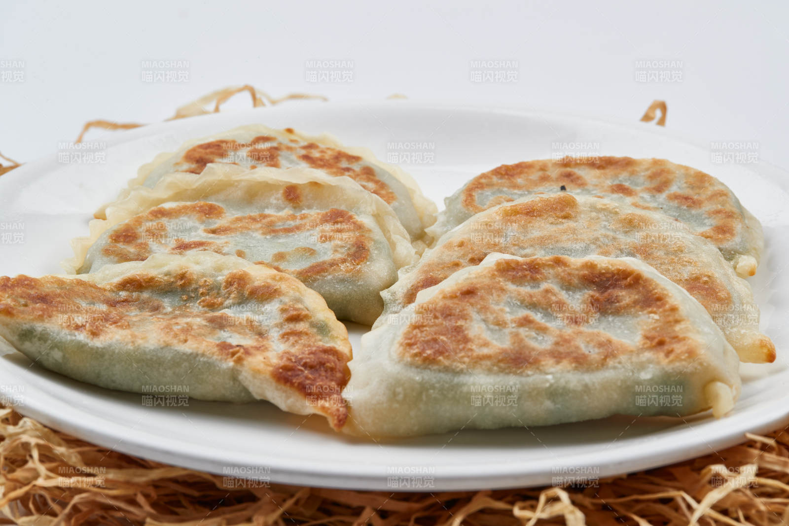 白色瓷盘装的油煎素盒子图片