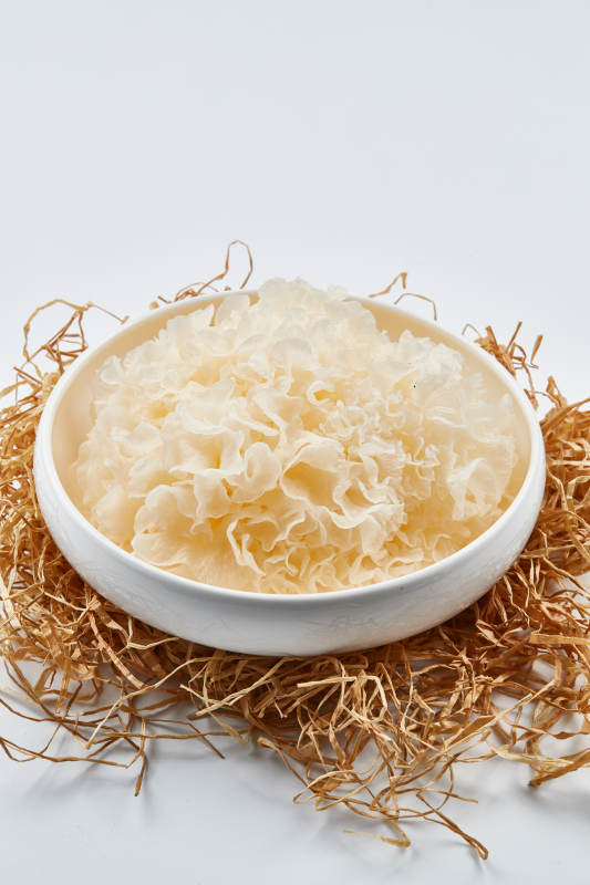 白色瓷盘装的火锅食材鲜银耳图片