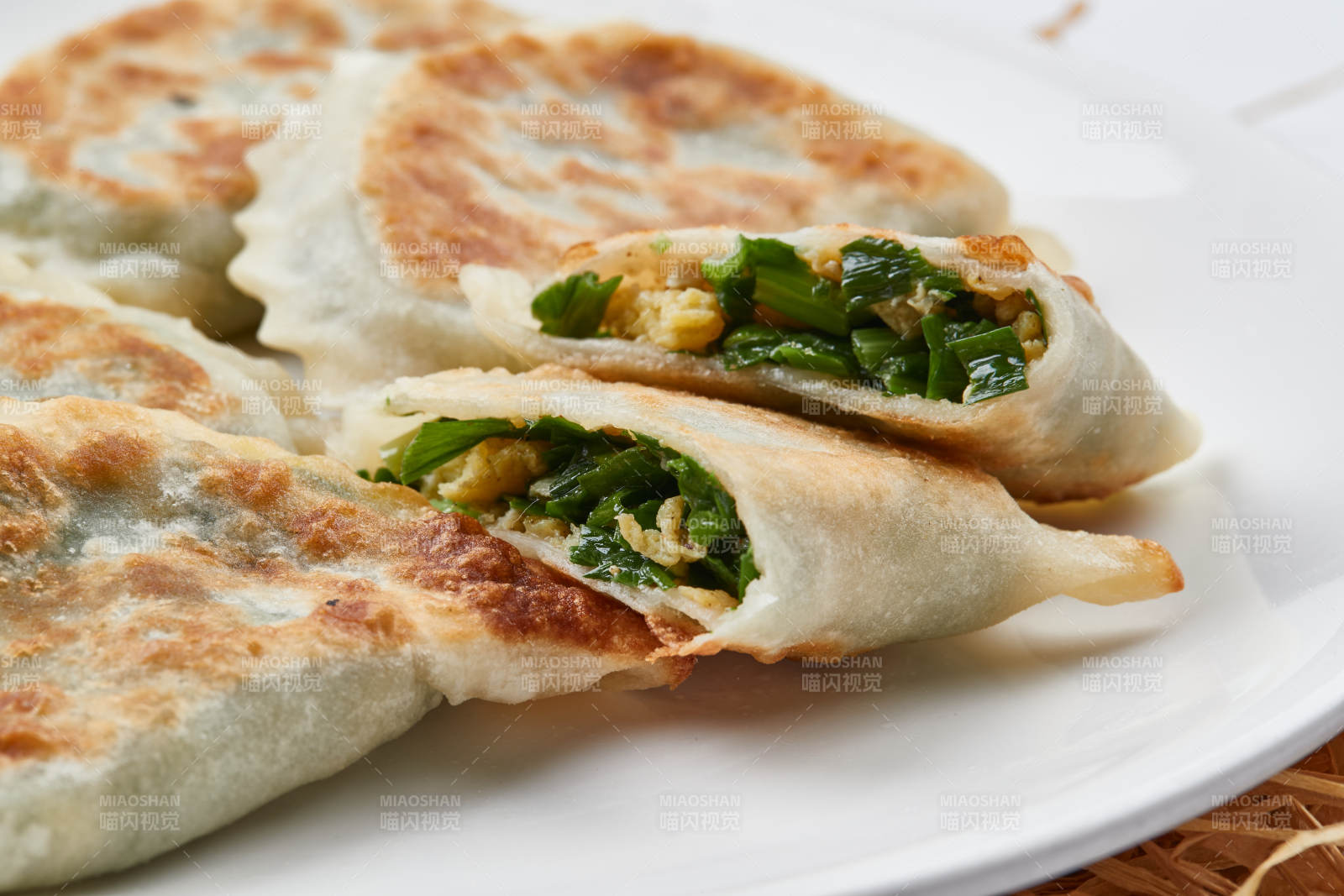 白色瓷盘装的油煎素盒子图片