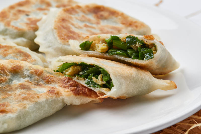 白色瓷盘装的油煎素盒子图片