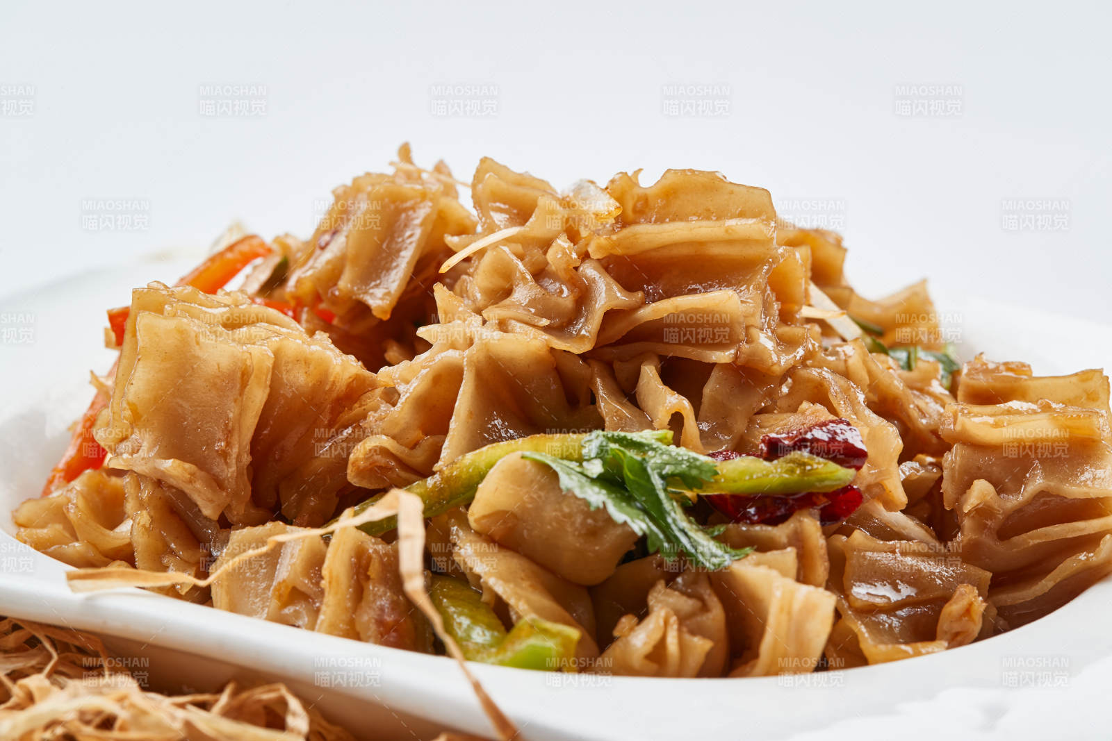 白色瓷盘装的凉拌莜面窝窝图片