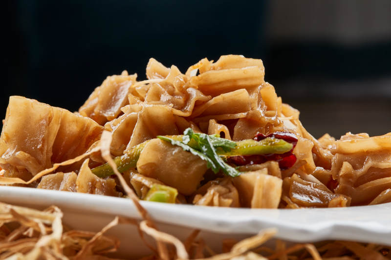 白色瓷盘装的凉拌莜面窝窝图片