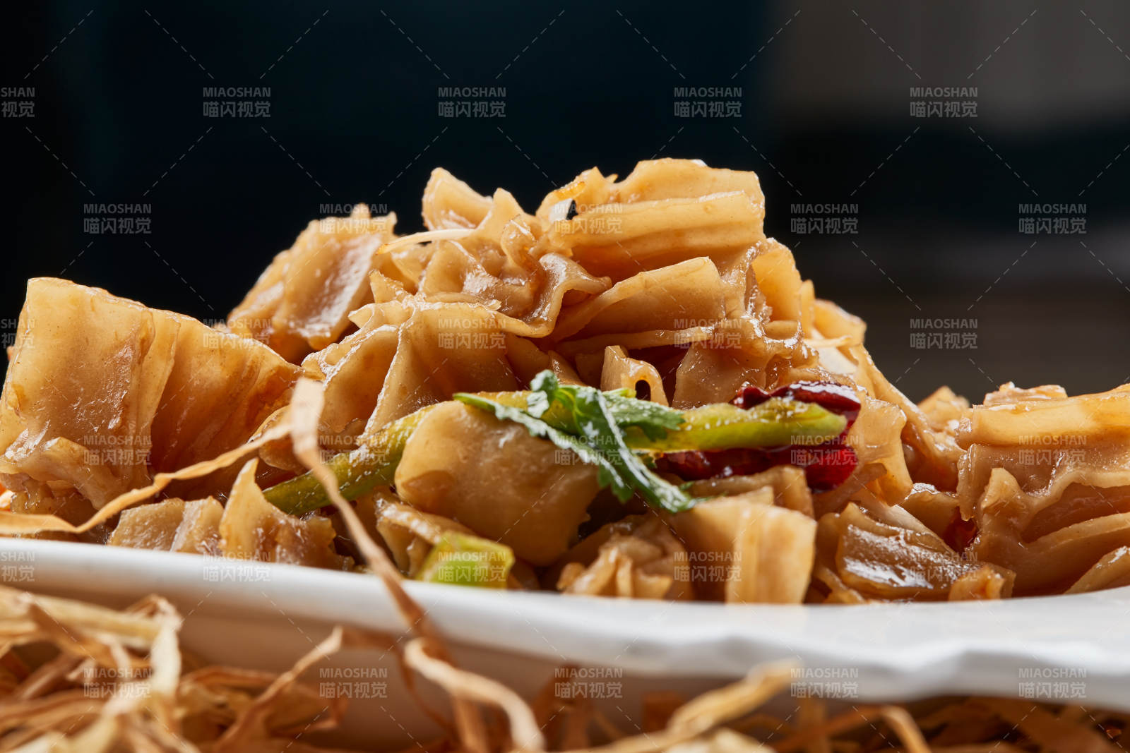 白色瓷盘装的凉拌莜面窝窝图片