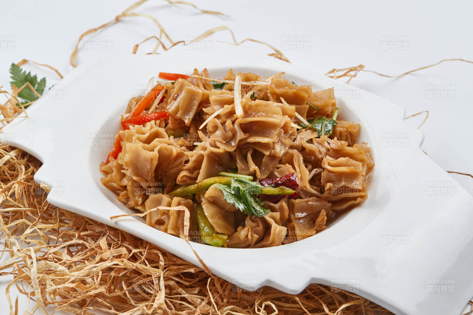 白色瓷盘装的凉拌莜面窝窝图片