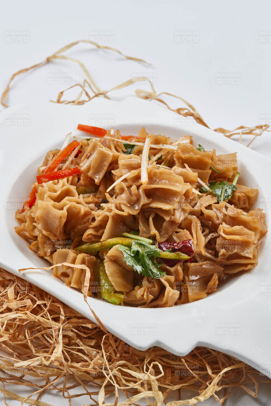 白色瓷盘装的凉拌莜面窝窝图片