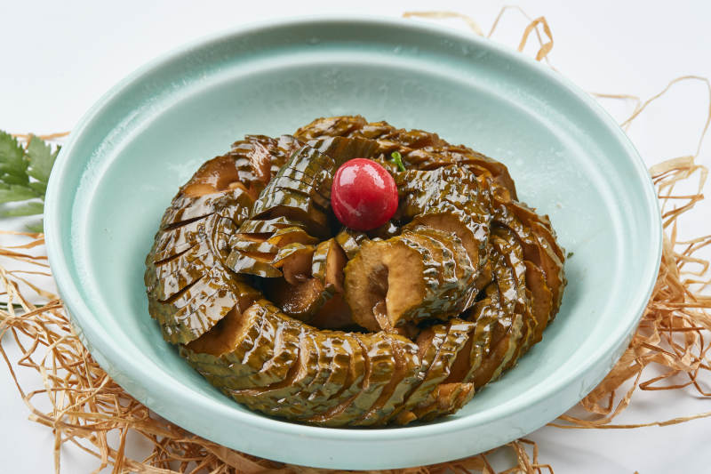 青瓷盘装的盘龙腌渍蓑衣黄瓜图片