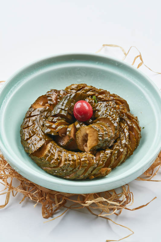 青瓷盘装的盘龙腌渍蓑衣黄瓜图片