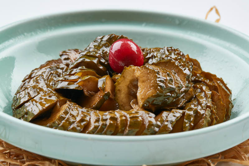 青瓷盘装的盘龙腌渍蓑衣黄瓜图片