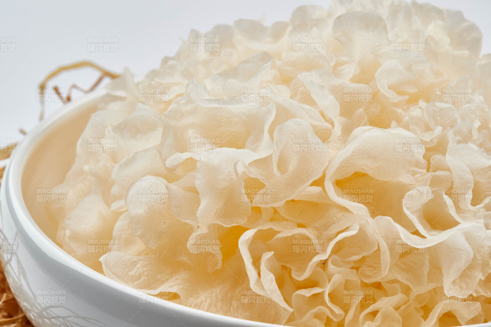 白色瓷盘装的火锅食材鲜银耳图片