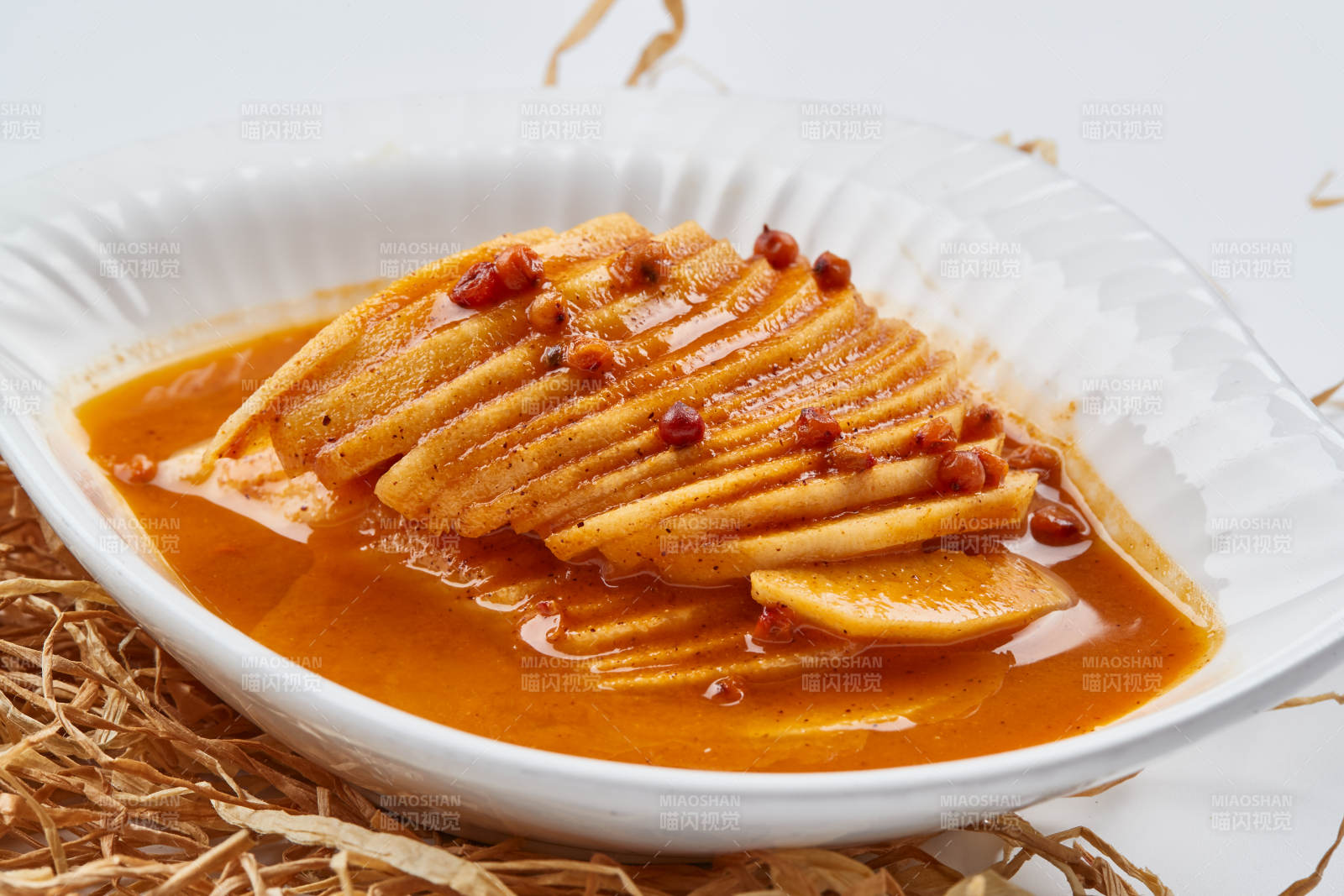 白色瓷盘装的沙棘汁雪梨图片