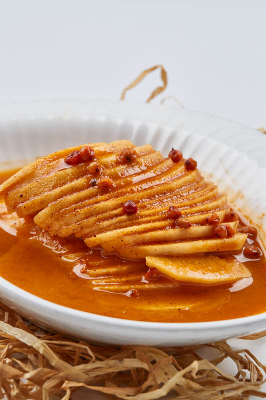 白色瓷盘装的沙棘汁雪梨图片