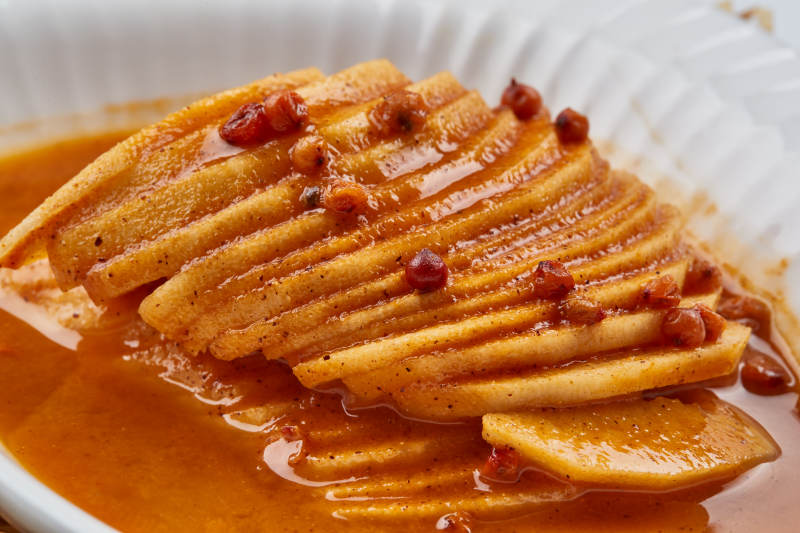 白色瓷盘装的沙棘汁雪梨图片