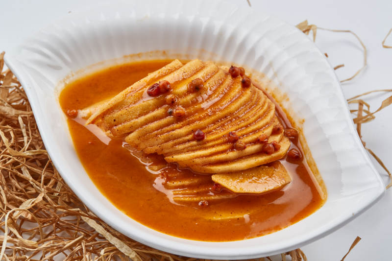 白色瓷盘装的沙棘汁雪梨图片