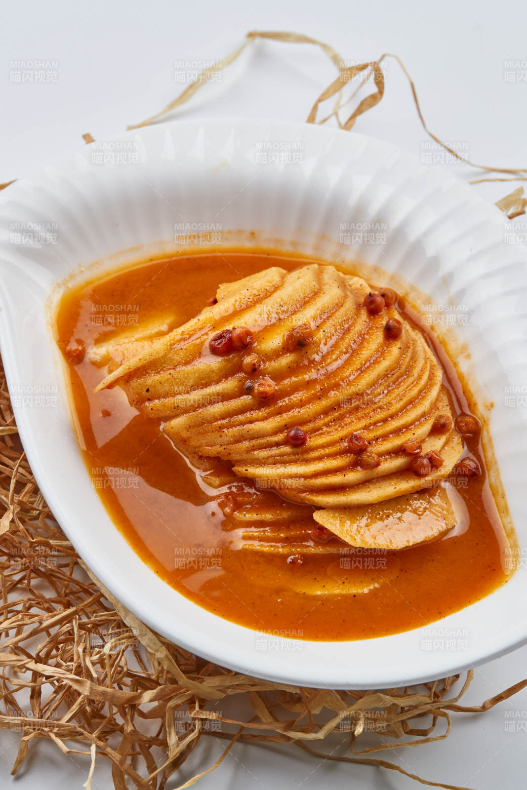 白色瓷盘装的沙棘汁雪梨图片