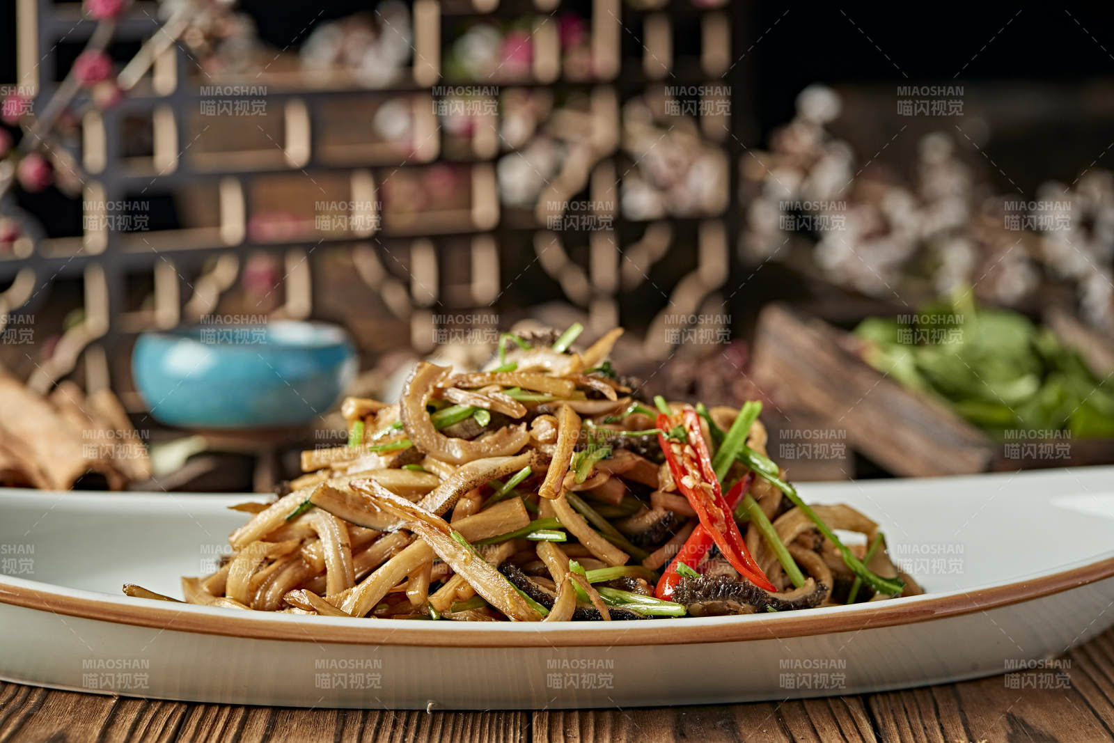 湘味辣椒丝杏鲍菇丝炒毛肚图片