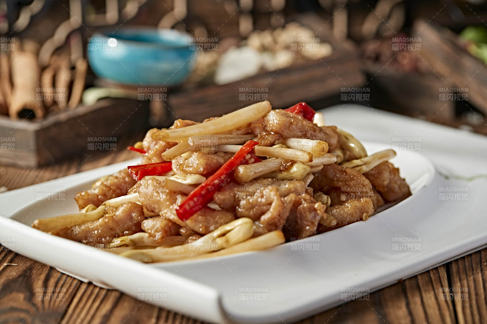 辣椒丝小炒里脊肉丝花生芽图片