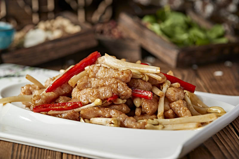 辣椒丝小炒里脊肉丝花生芽图片