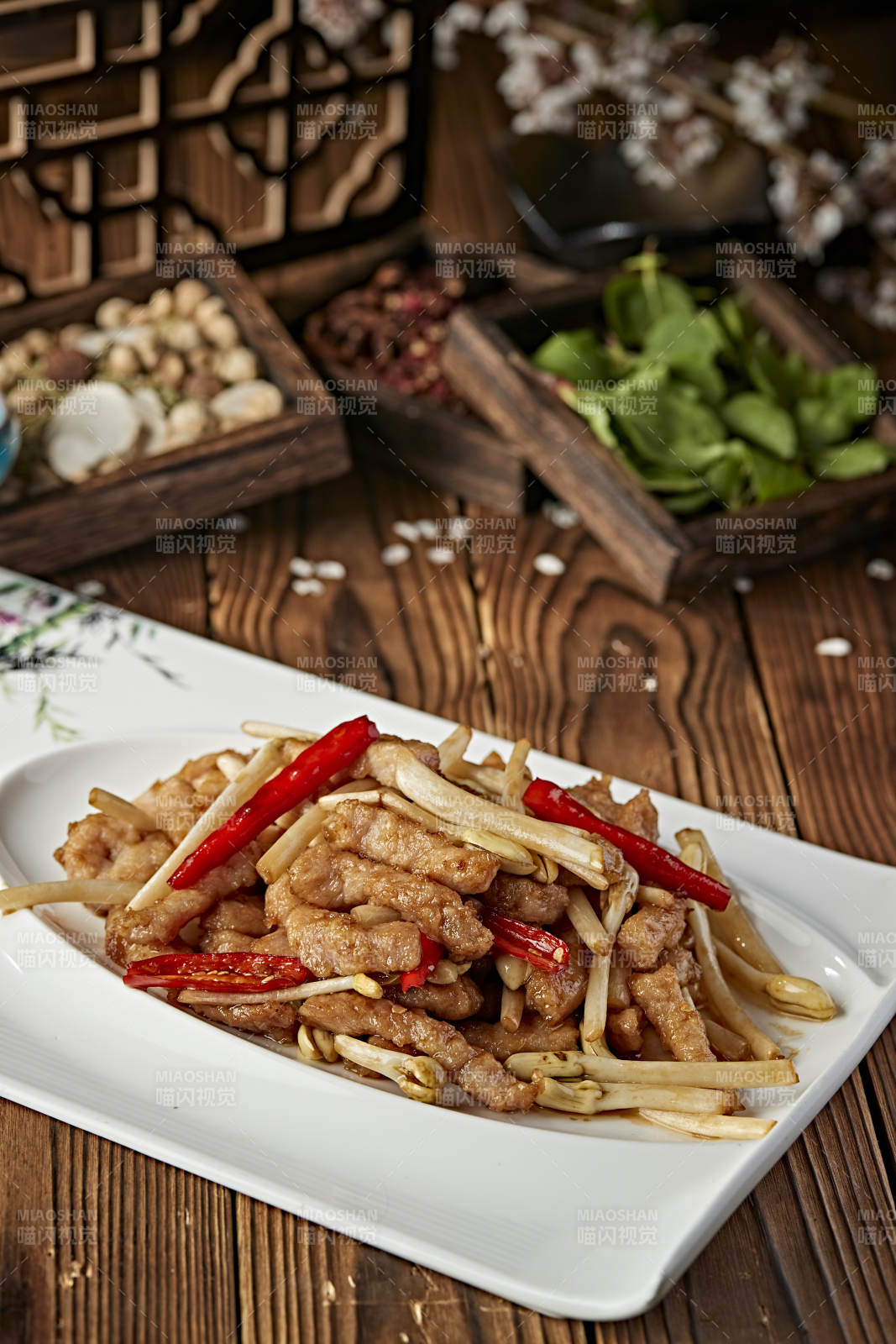 辣椒丝小炒里脊肉丝花生芽图片