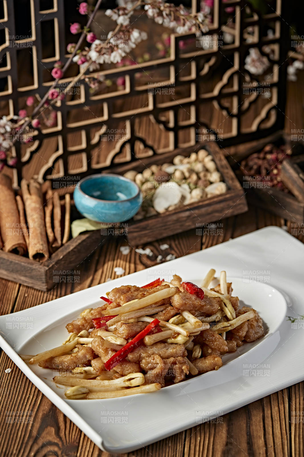 辣椒丝小炒里脊肉丝花生芽图片