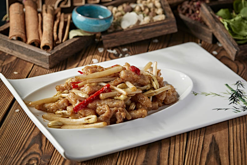 辣椒丝小炒里脊肉丝花生芽图片