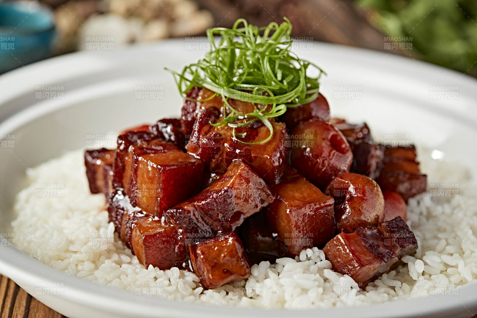 山楂红烧肉配香蒸白米饭图片