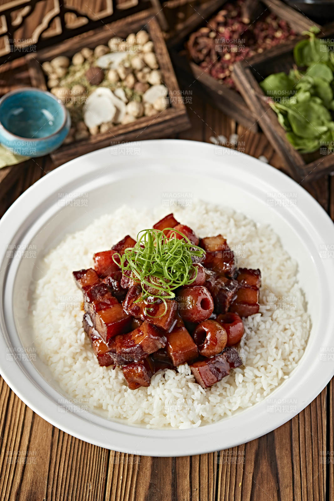 山楂红烧肉配香蒸白米饭图片