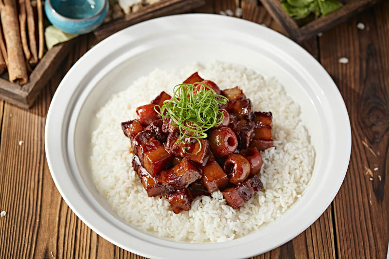 山楂红烧肉配香蒸白米饭图片