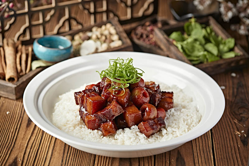 山楂红烧肉配香蒸白米饭图片