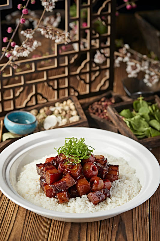 山楂红烧肉配香蒸白米饭图片