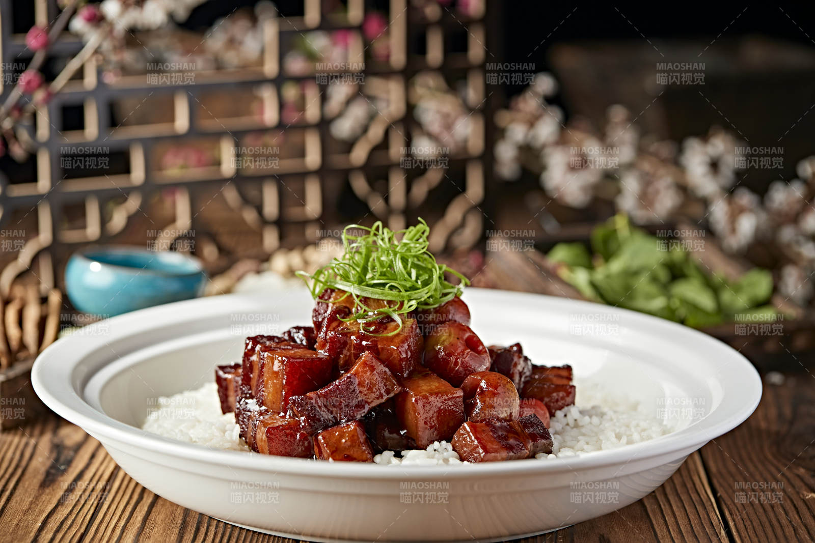 山楂红烧肉配香蒸白米饭图片