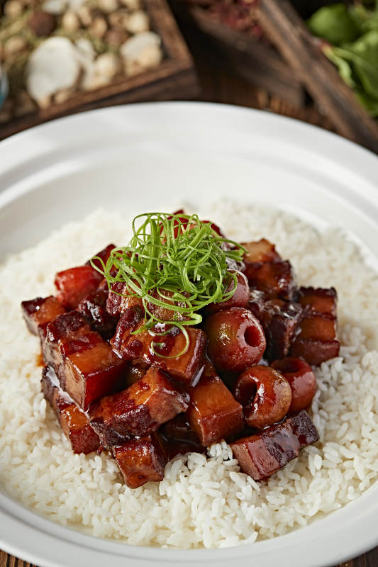 山楂红烧肉配香蒸白米饭图片