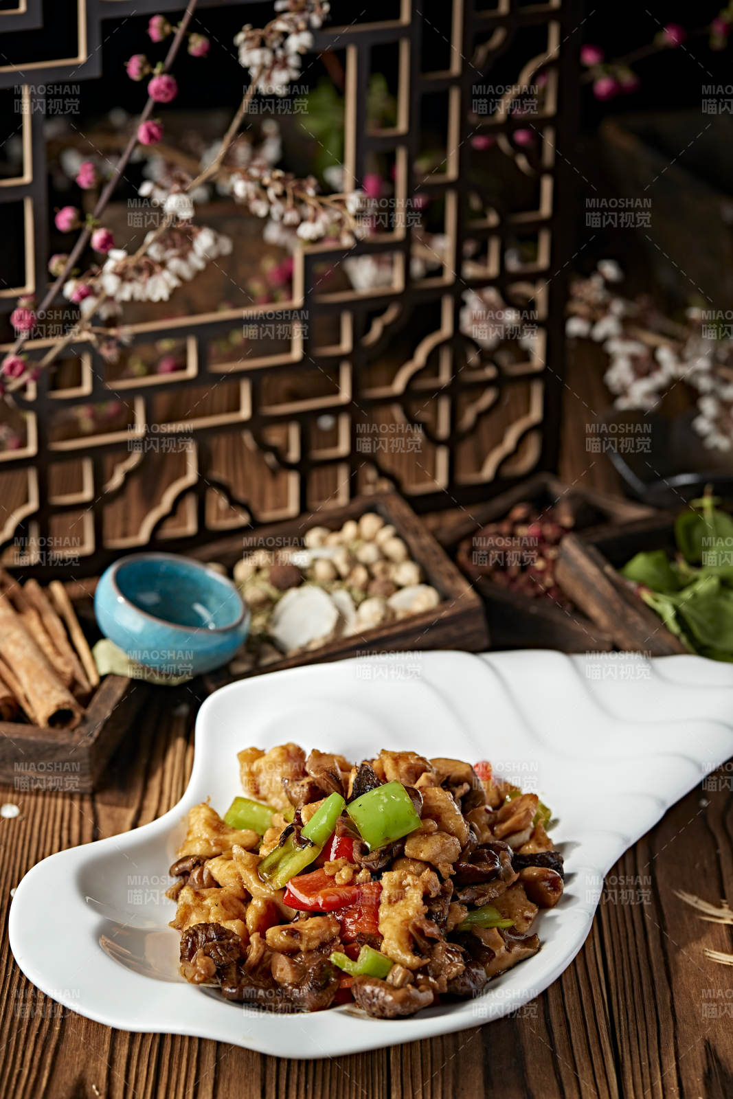 青红椒松蘑小炒里脊肉片图片