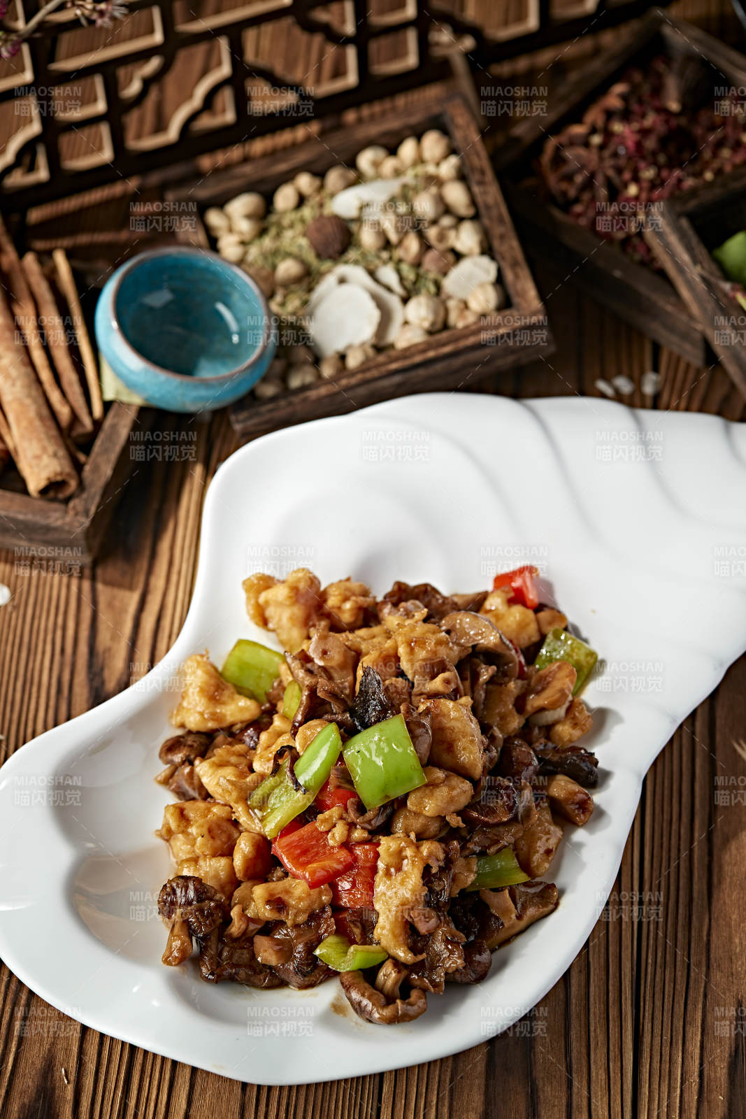 青红椒松蘑小炒里脊肉片图片