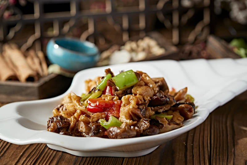 青红椒松蘑小炒里脊肉片图片