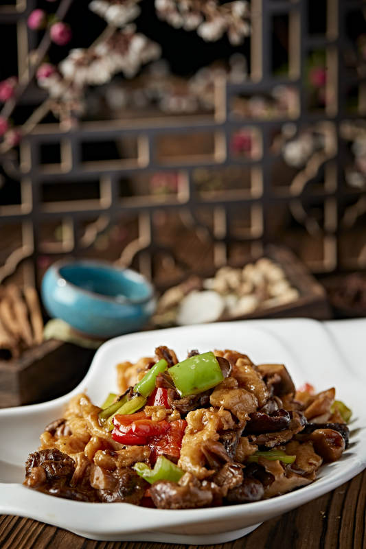 青红椒松蘑小炒里脊肉片图片